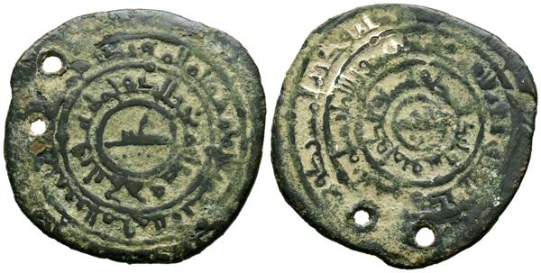 2136 - TAIFAS DEL CALIFATO, Banu Hud-Lerida. Yusuf al-Muzaffar (438-47?H). Dirham. (Ve. 4,08g/27mm). ¿459H?. Lérida / لاردة. (Vives 1247; Prieto y Vives 281c; Medina 109; Jiménez 2160). Ceca y fecha no visibles. MBC+. Extremadamente rara. <BR><BR>Tras la muerte de Sulayman ben Hud, rey de Zaragoza, se divide el Taifa entre sus 5 hijos, correspondiendo 'Larida' a Yusuf / يوسف, que tomó el título de al-Muzaffar /المظفر, utilizando también, según consta en sus monedas, los sobrenombres de Sayyid al-Dawla, Tay al-Dawla y Du al-Siyadatain. ''De entre sus escasas acuñaciones, esta sería la última, puesto que su hermano Ahmad al-Muqtadir, rey de Zaragoza, contra el que se mantuvo en guerra constante, le hizo prisionero reincorporando a su reino la Taifa de Lérida, posiblemente en este mismo año 459H, fecha de sus últimas acuñaciones conocidas. Si bien algunos autores basándose en otros documentos, fijan estos sucesos en los últimos cuatro años de vida de Ahmad entre el 471-475H.'' - 1.000€